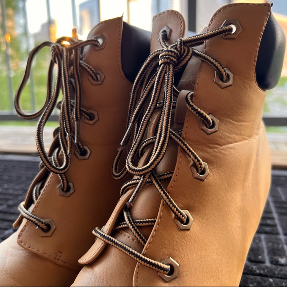 Construction inspired boots to rock and roll! Size 9 - Picture 6 of 9